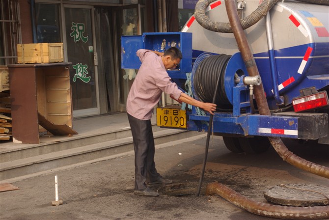 天津臨港疏通下水道、臨港工業(yè)區(qū)管道疏通、專業(yè)高壓清洗管道