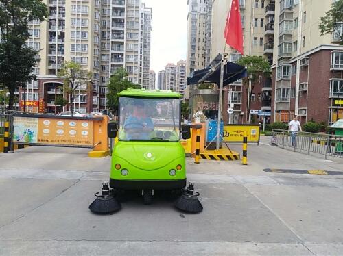 南寧單位大院用電動(dòng)掃地車清掃落葉粉塵干凈徹底