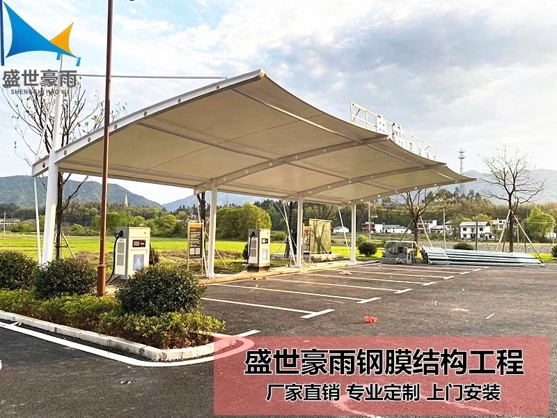 新疆阿克蘇地區(qū)汽車充電樁雨棚盛世豪雨每平方安裝價(jià)格現(xiàn)貨直銷