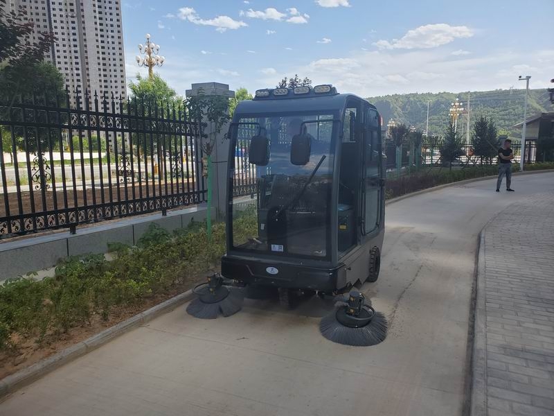 西安工廠用駕駛式電動三輪清掃車 封閉式三輪掃地車