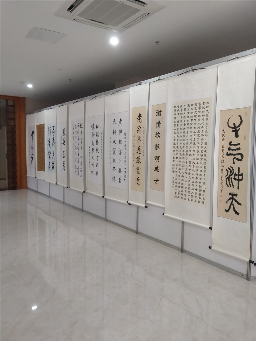 學(xué)校美術(shù)畫展作品展板辦公隔斷