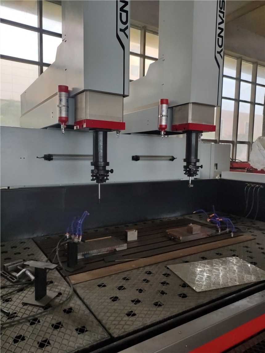 廣東商鼎CNC1880雙頭數(shù)控火花機(jī)型號(hào):CNC1880