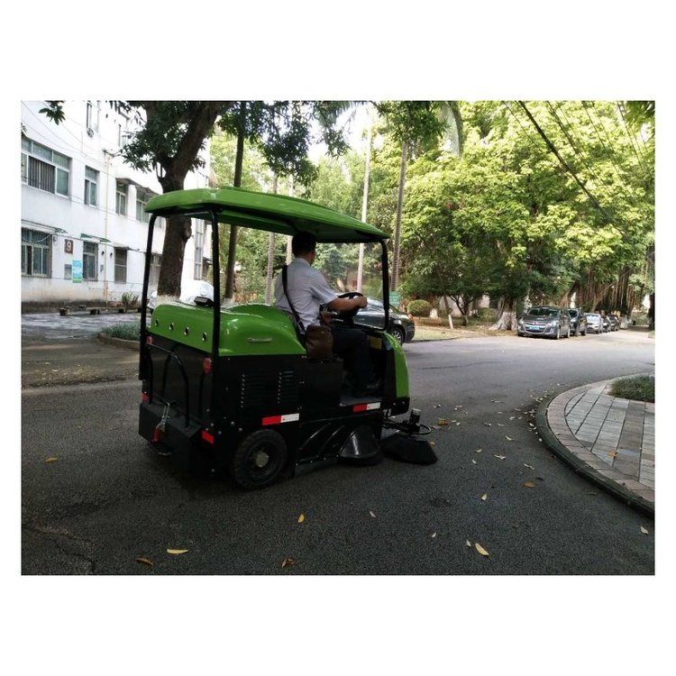 學校掃地車南寧駕駛式掃地車靜音環(huán)保節(jié)省人工