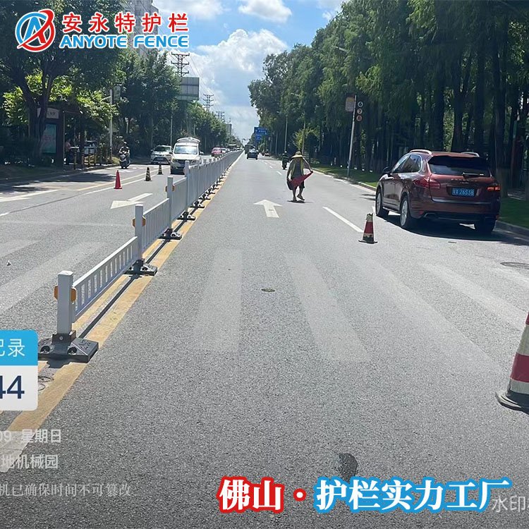 道路中間隔離欄桿配鑄鐵底座路口漸變段市政護(hù)欄樣式