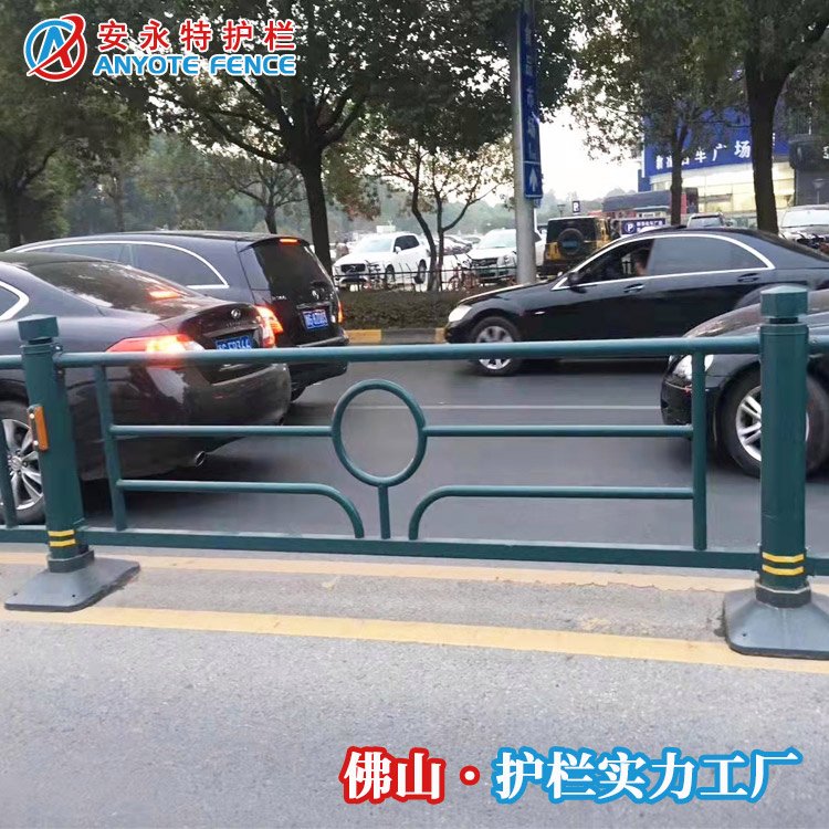 城市路中道路護(hù)欄烤漆路側(cè)隔離欄馬路鋅鋼市政圍欄來(lái)圖定制