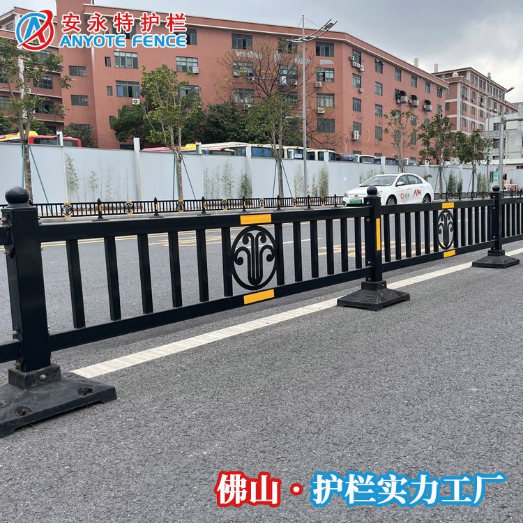 定制羊城城市道路欄桿人車分流鍍鋅隔離護(hù)欄機(jī)非安全防撞欄廠家